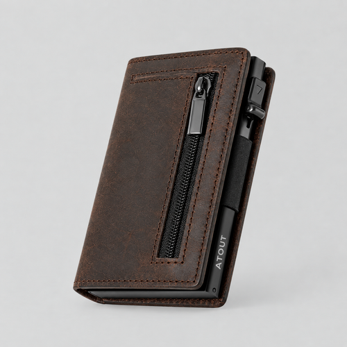 Portefeuille compact ATOUT en cuir café — zip et glissière latérale, logo ATOUT gravé